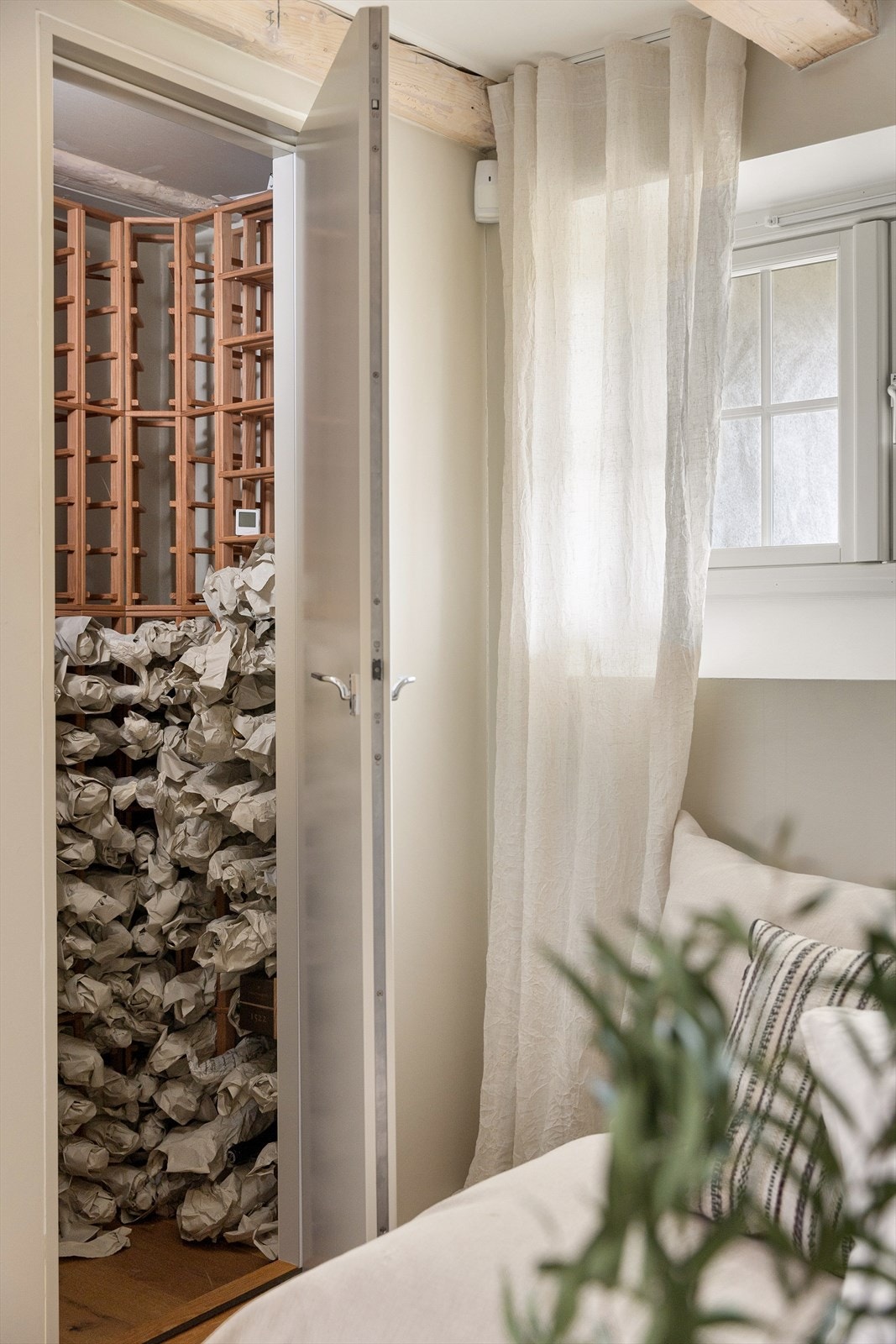 Det er flere praktiske oppbevaringsløsninger i boligen. Her finner man blant annet et vinrom. Døren til vinrommet er isolert og ble laget av Gjeving trevarefabrikk AS, inventar til vinrommet ble levert av Vinotecagruppen. Galleribilde