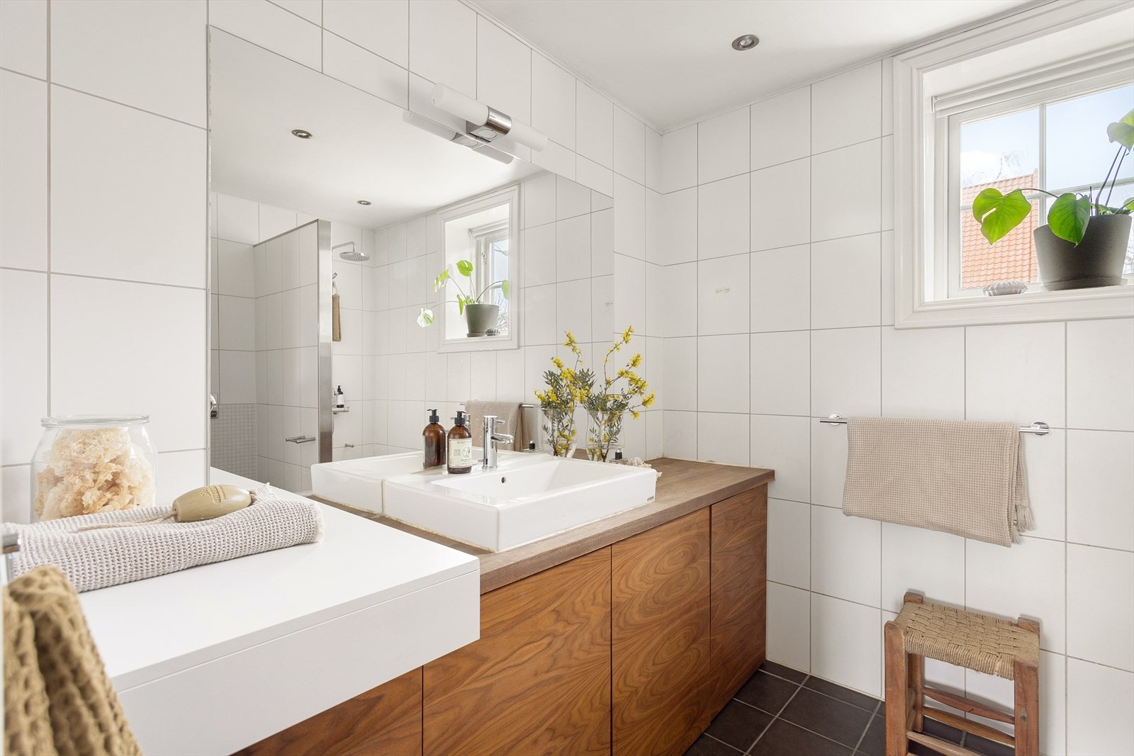 Videre er badet utstyrt med vegghengt wc, servant med skapinnredning under og dusj i hjørne. Galleribilde