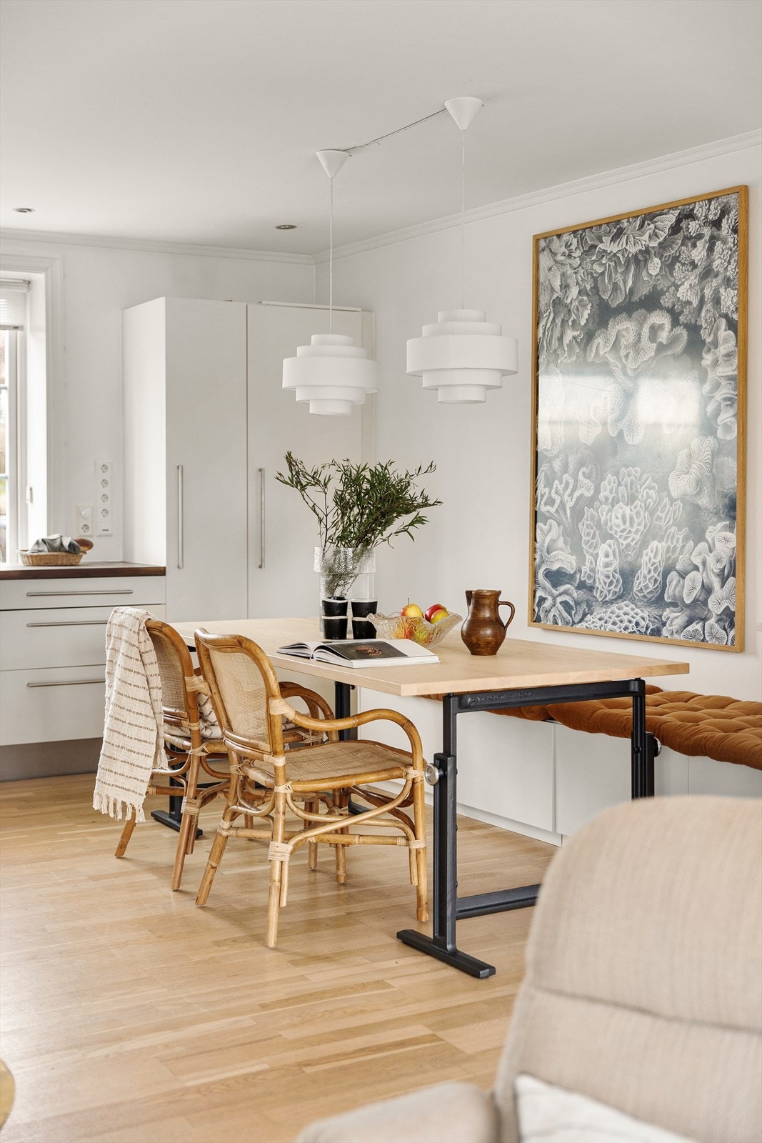 Det er plass til langbord på kjøkkenet., Galleribilde