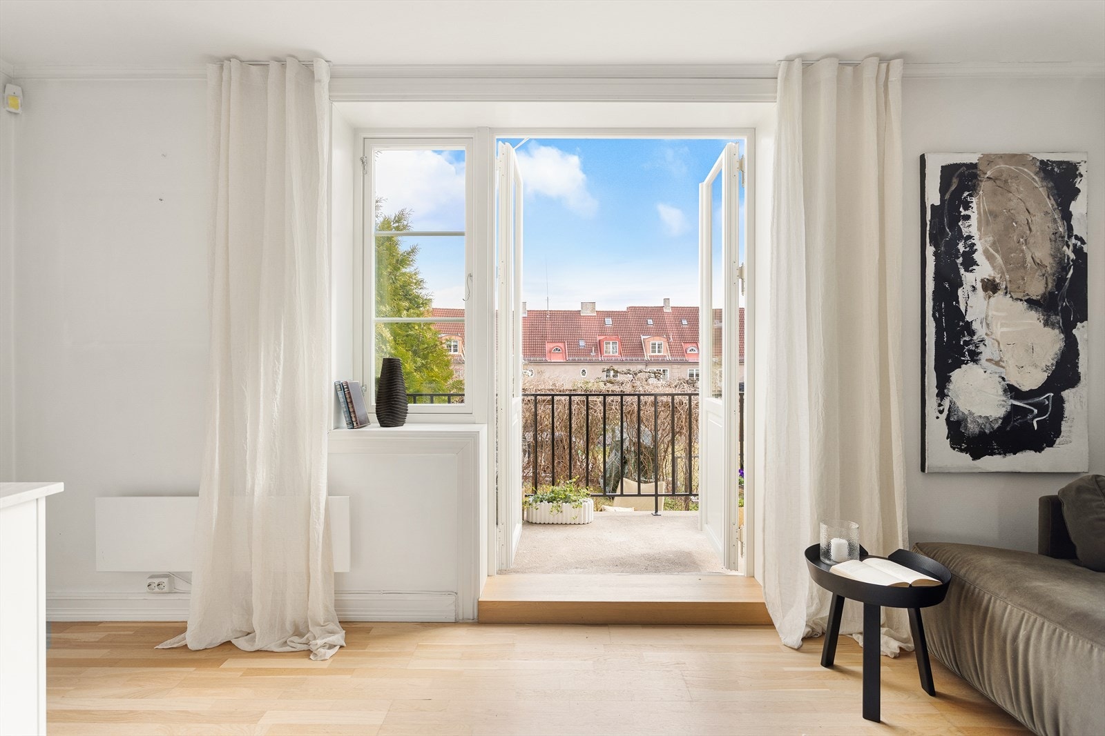 Boligen har to hageparseller, hvorav den ene har direkte utgang fra stuen som ble etablert i 2020. Galleribilde