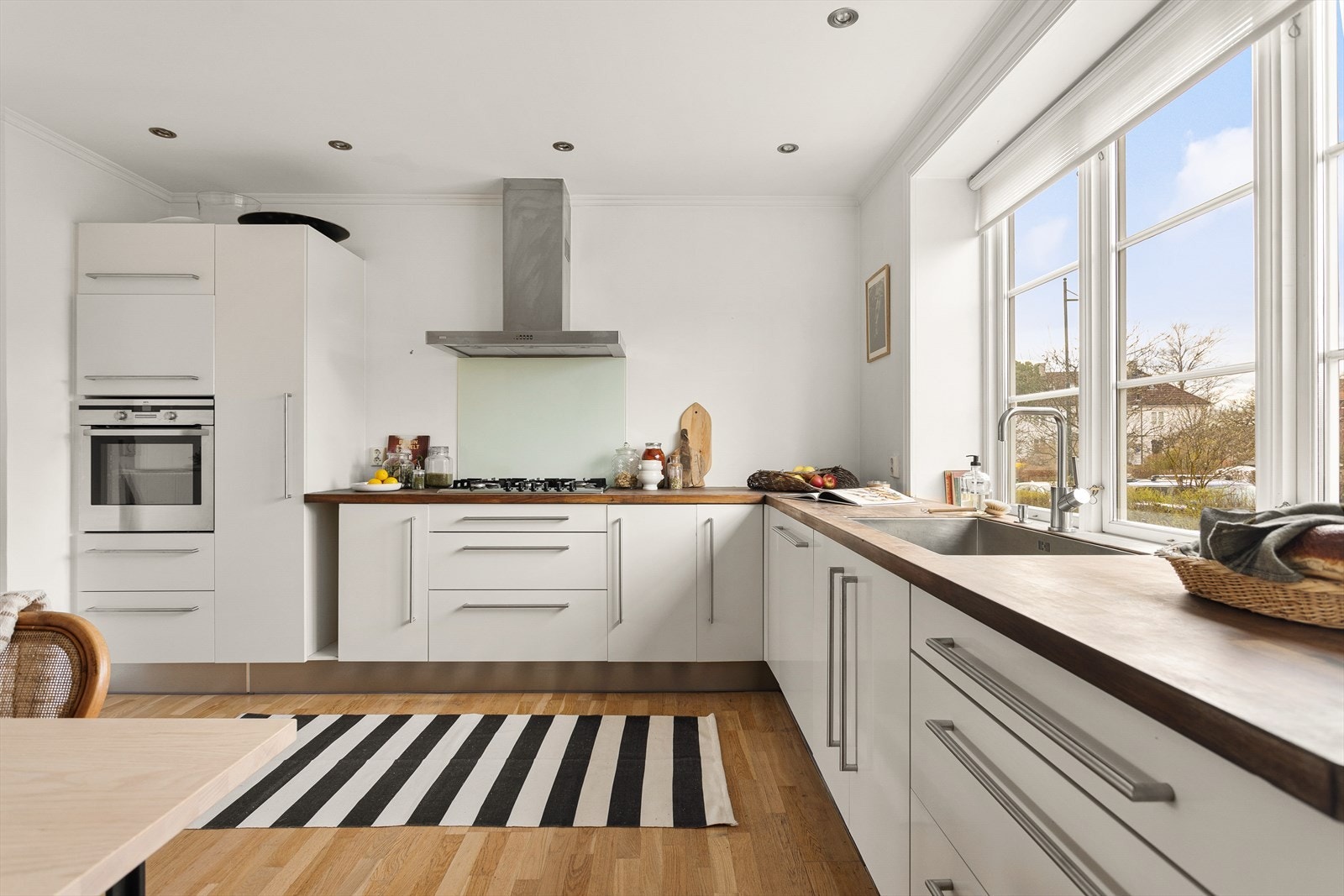 Innredningen består av kirsebær heltre benkeplate, glassplate over benk ved gasstopp, kullfilter vifte og nedfelt kum. Videre er det integrert komfyr, gass platetopp, oppvaskmaskin og kjøleskap. Galleribilde