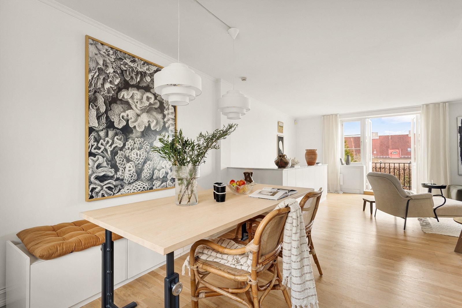 Nye fronter til hylleløsninger i 1. etasje fra 2020, ny sittebenk fra 2020 - alt laget av interiørarkitekt Cecilie Claussen og møbelsnekker James Bagshaw i 2020 (sittebenk følger med på kjøpet). Galleribilde