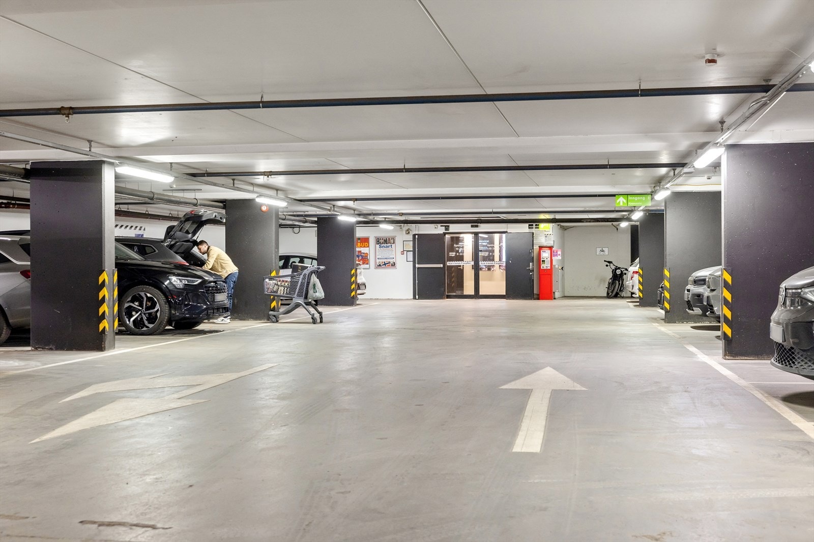 Parkeringsplasser leies ut av/Aimo Park Norway AS. Heis rett opp til leiligheten. Galleribilde