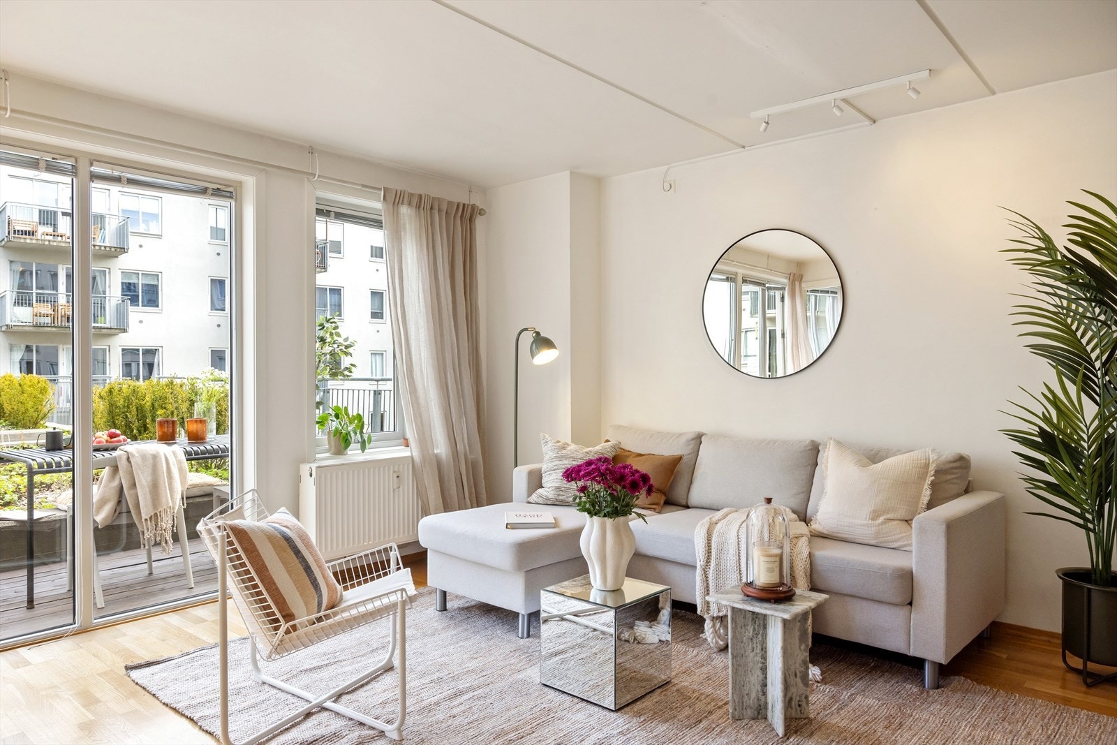 Lys og luftig stue med god plass til både sofakrok og spisebord. Den gjennomtenkte planløsningen gir en naturlig soneinndeling og gjør det enkelt å møblere. Galleribilde