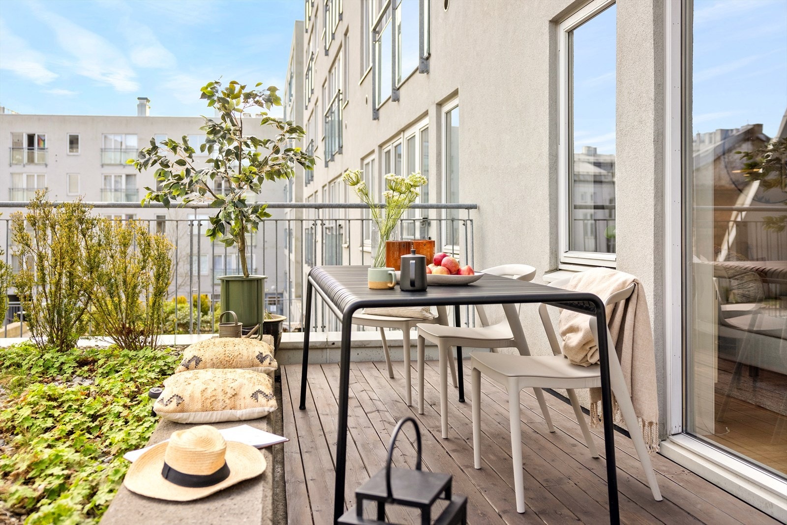 Her får du en romslig og solrik uteplass på formiddagen, perfekt for både avslapping og hyggelige stunder med venner og familie. Galleribilde