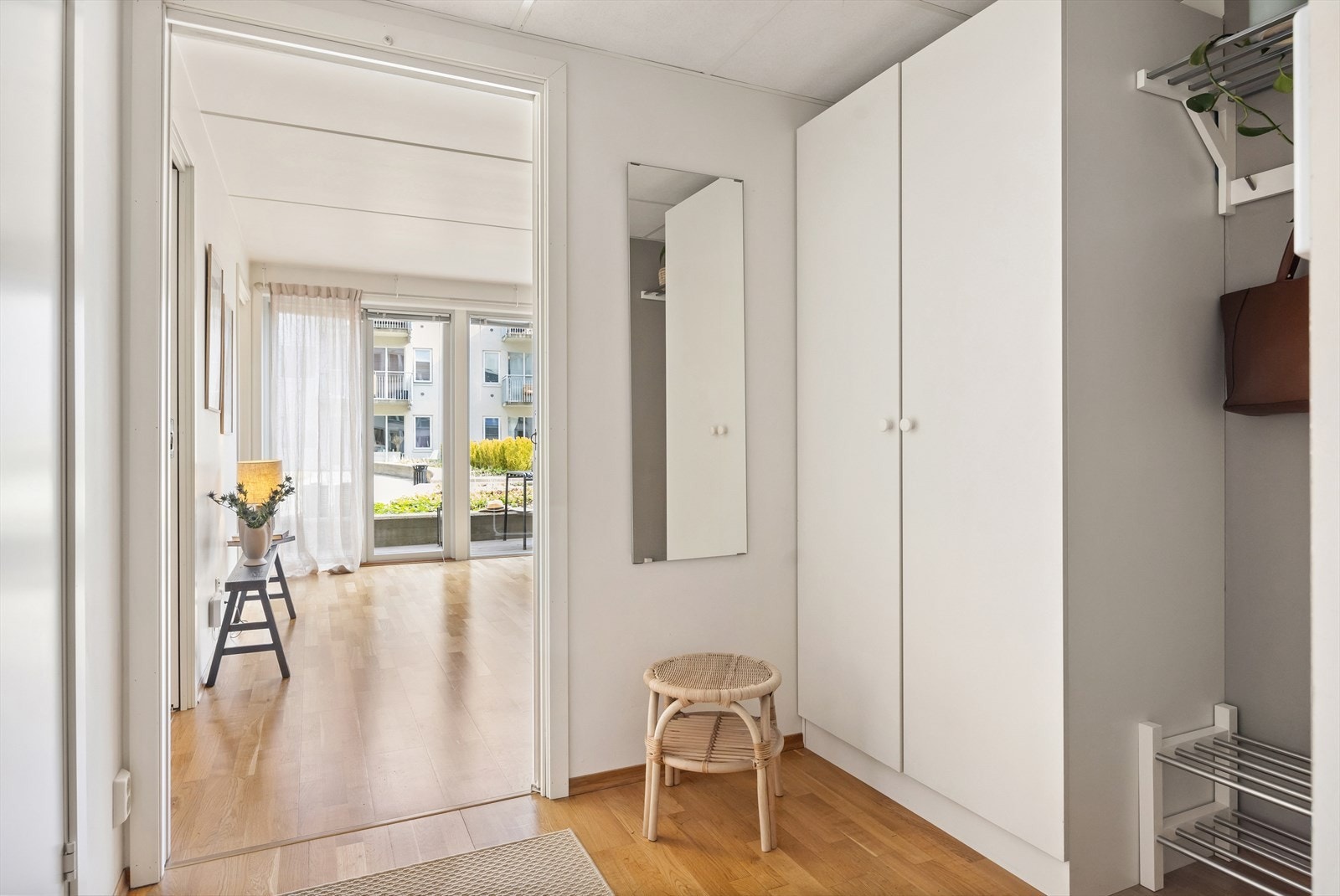 Pen og lys gang med garderobeskap. Her er det god plass til å henge fra seg tøy. Galleribilde