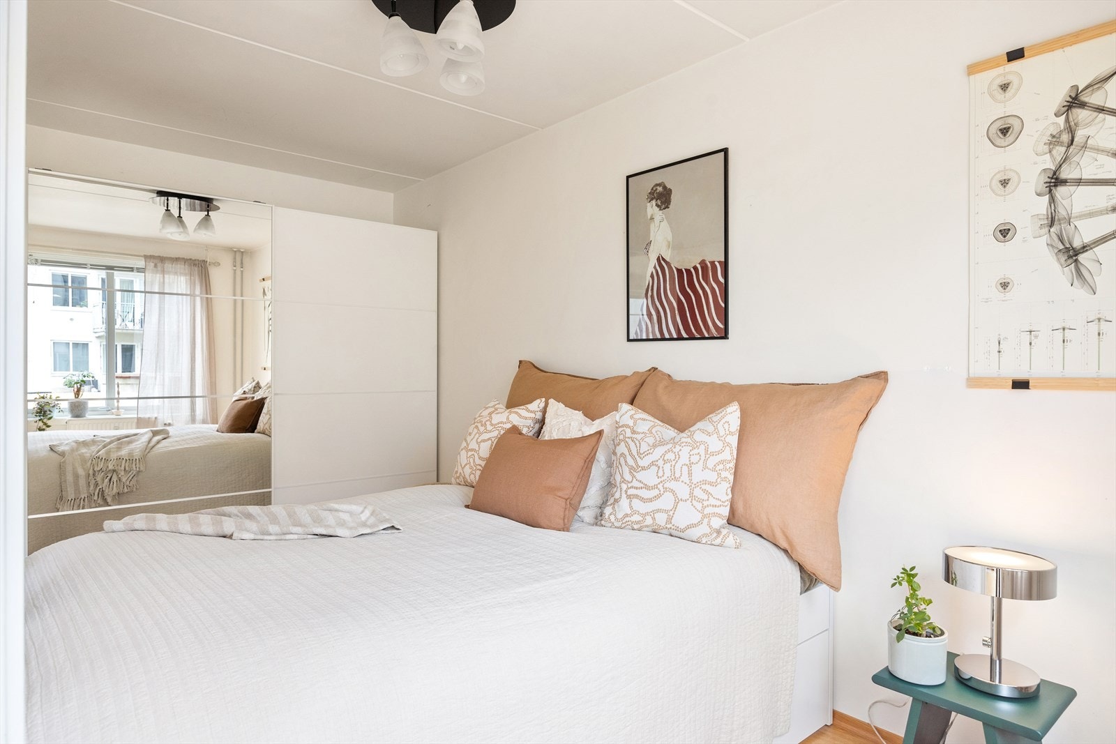 Stor skyvedørsgarderobe og god plass til nattbord, evt lite skrivebord. Galleribilde