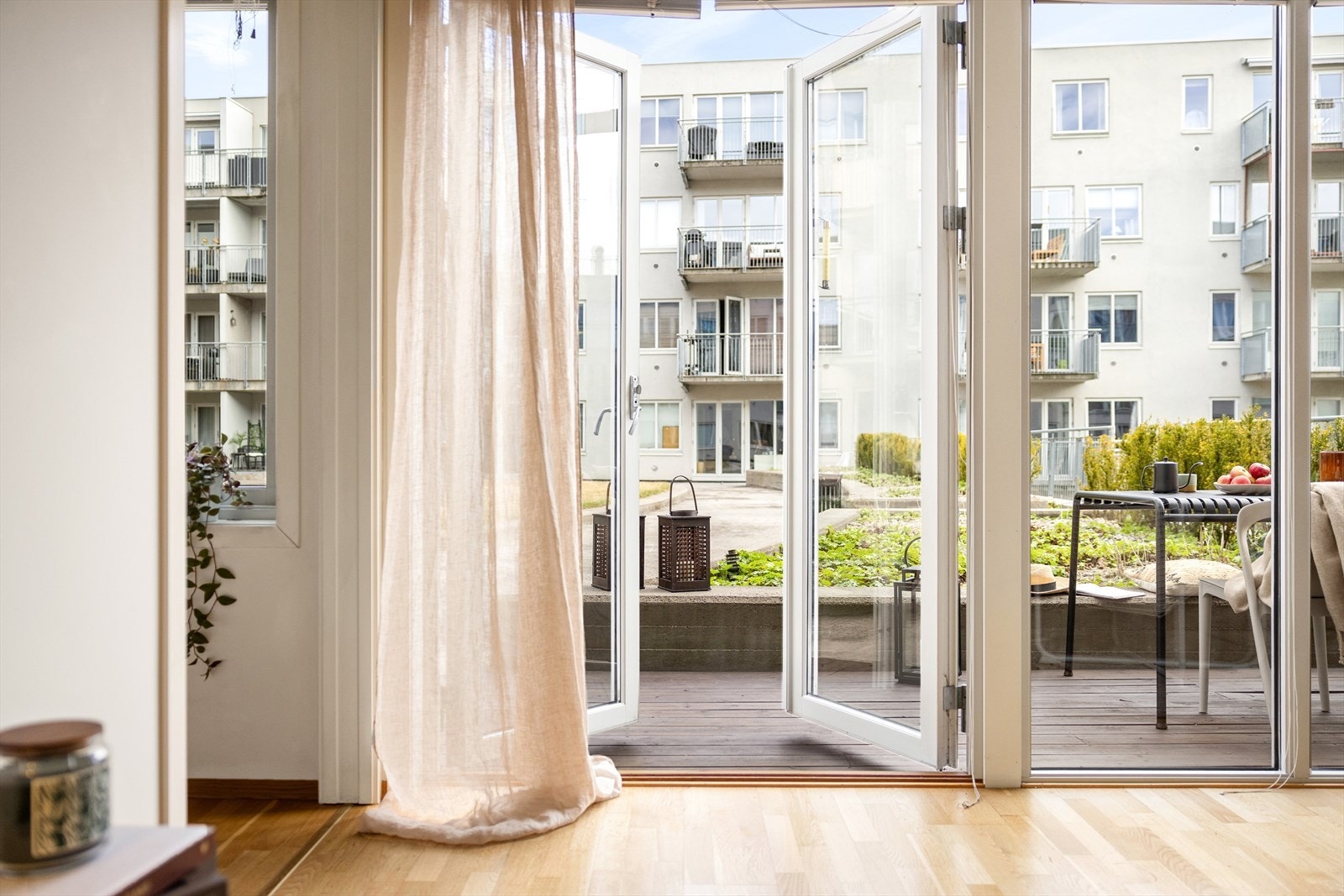 Fra stuen er det direkte utgang til en solrik terrasse- perfekt for å forlenge oppholdsrommet på varmere dager. Galleribilde