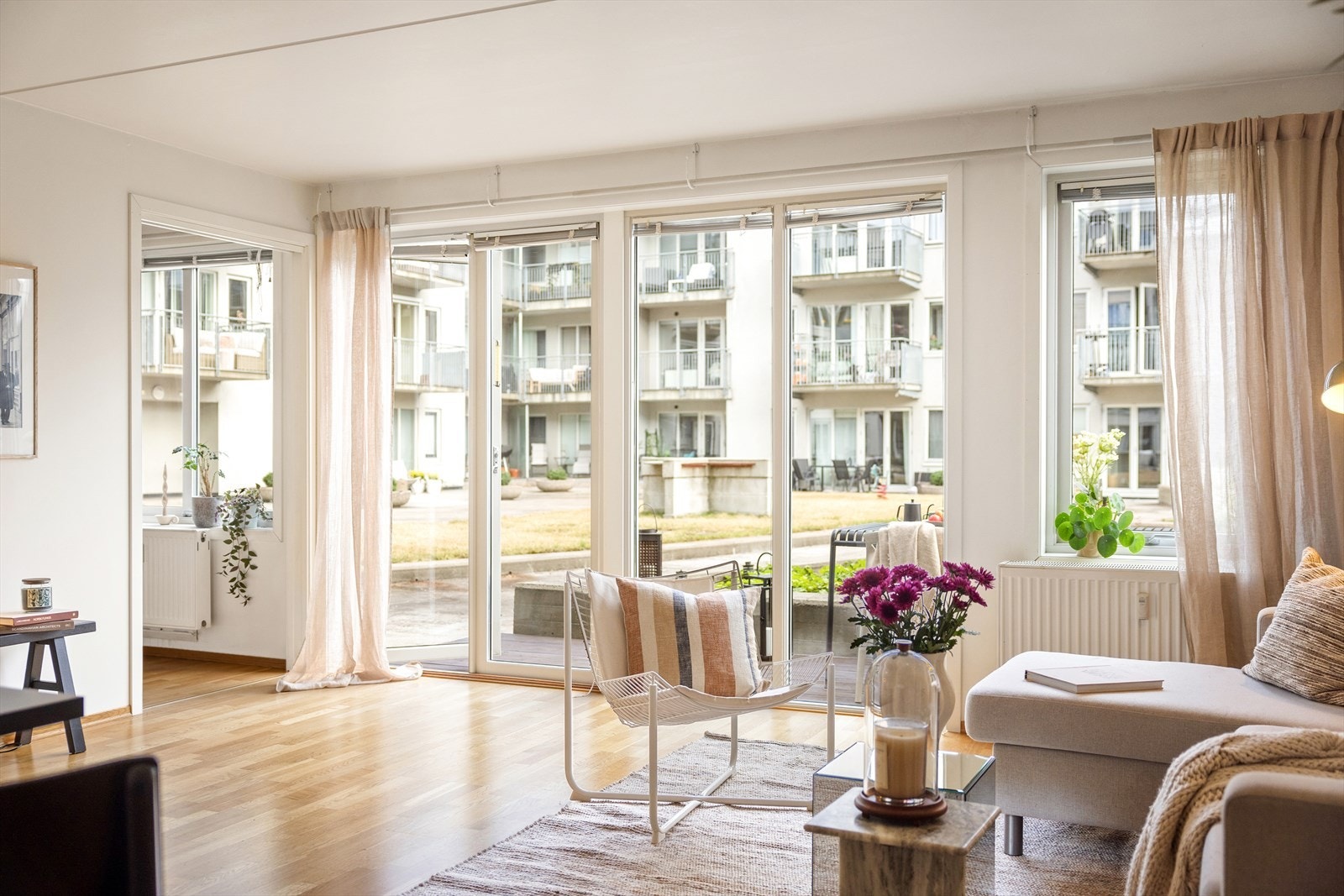 Store vindusflater fra gulv til tak slipper inn rikelig med dagslys og skaper en åpen og innbydende atmosfære. Galleribilde