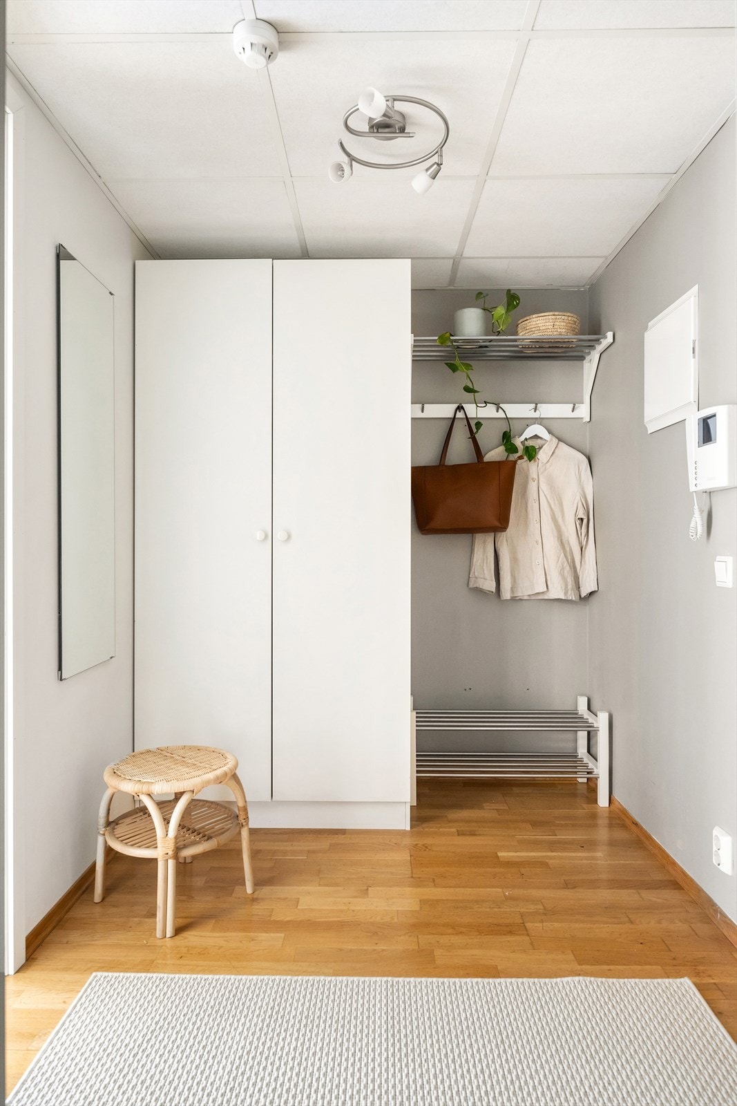 Her finner du også boligens sikringsskap og dørcalling med skjerm på vegg. Galleribilde