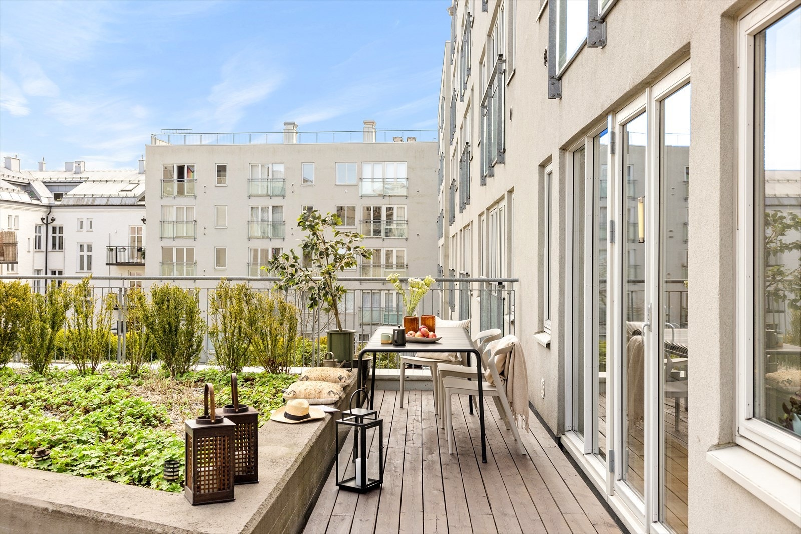 Boligen ligger rolig til i et hjørne og har eksklusiv bruksrett til en platting på ca. 9 kvm rett utenfor stuevinduene. Galleribilde