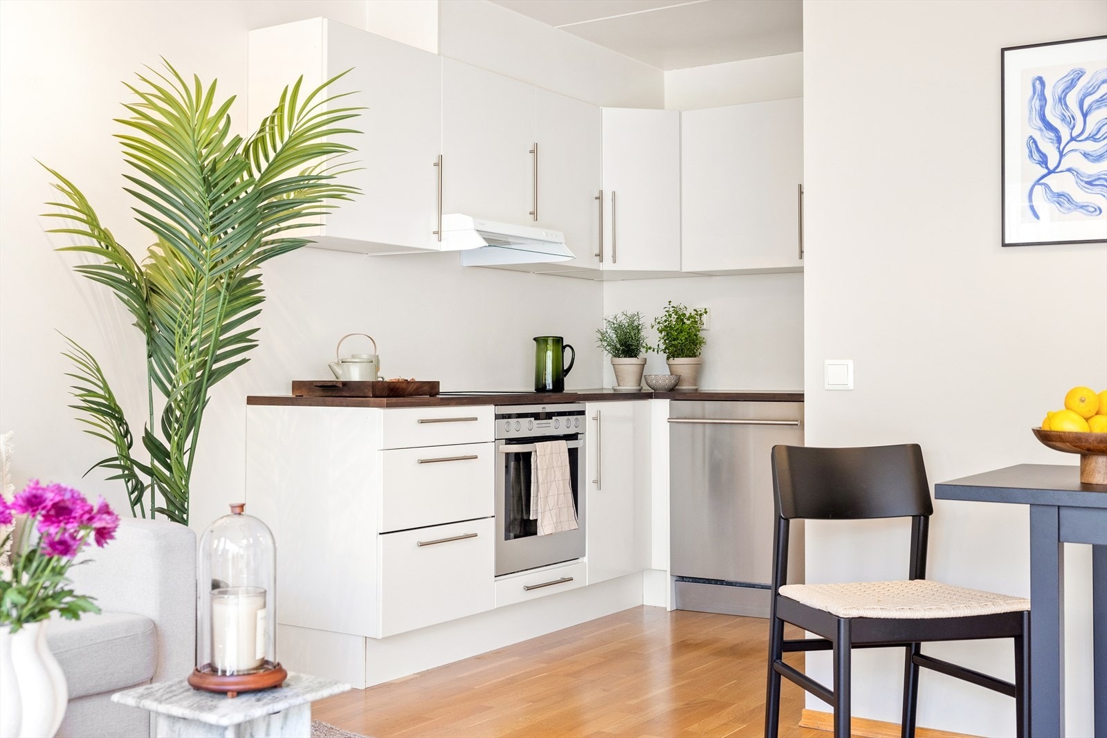 Kjøkkenet ligger i åpen løsning i forlengelsen av stuen, noe som skaper en romslig og sosial planløsning. Galleribilde