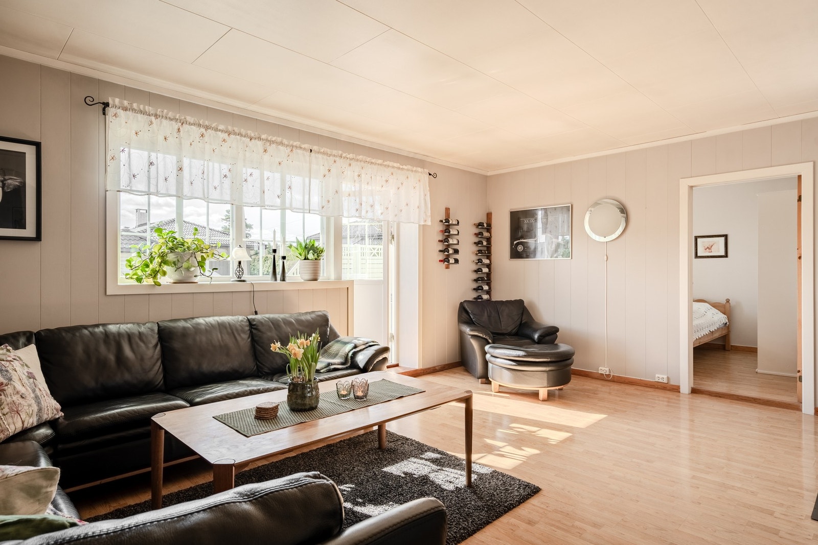 1. etasje har entré/mellomgang, bad, separat wc, to soverom, kjøkken og denne stuen med utgang til veranda. Galleribilde