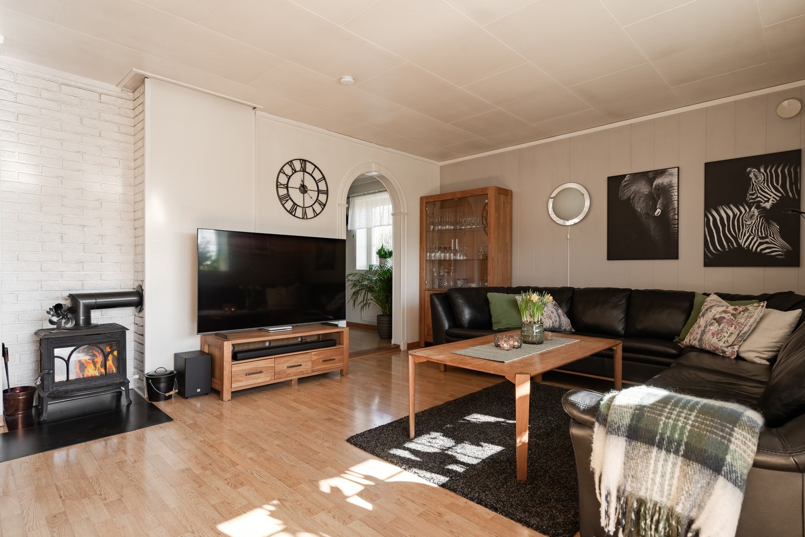 Det er vedovn fra rundt 2013 i stuen på begge enhetene. Galleribilde