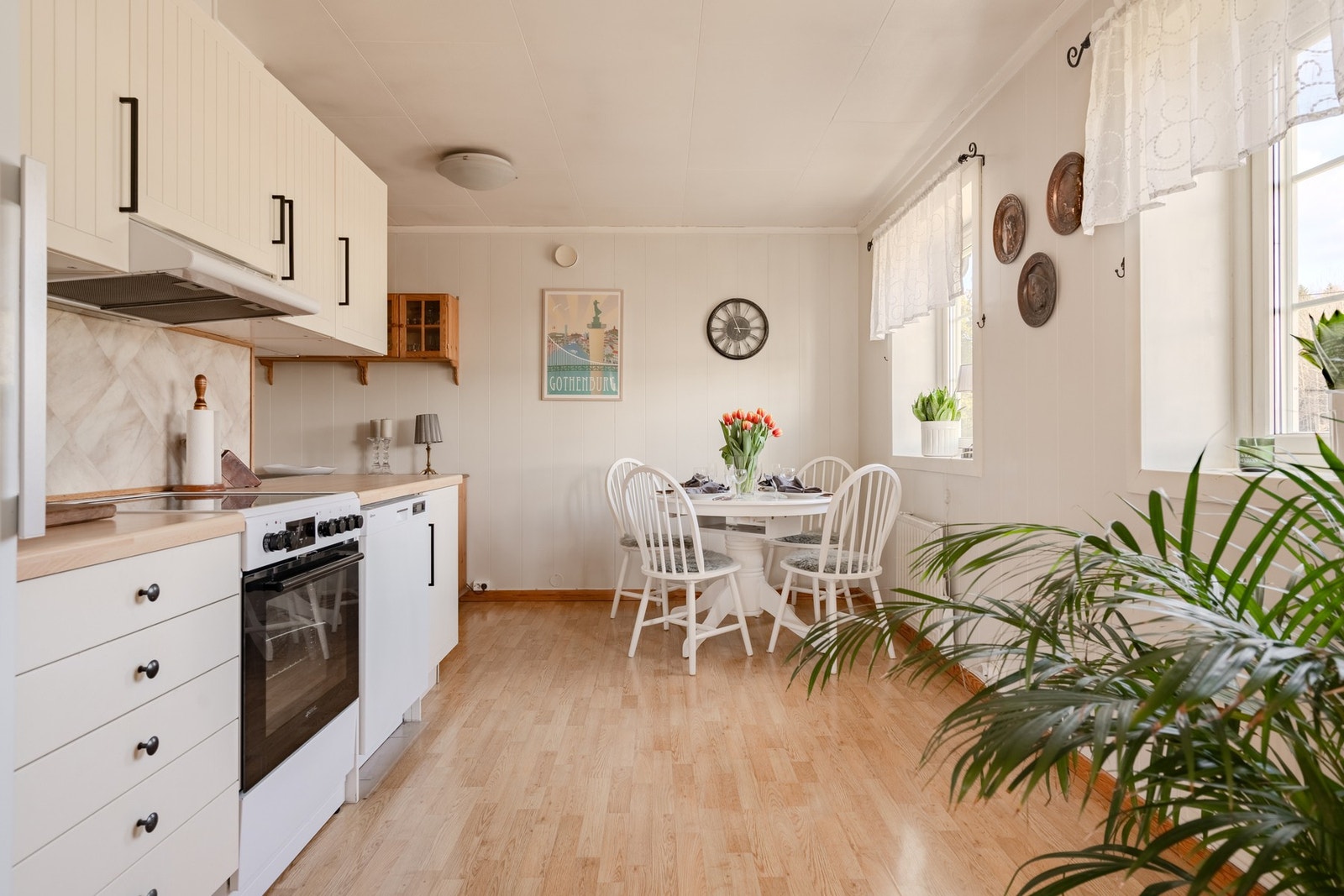 Lyst og romslig kjøkken med plass til spisebord ved vinduet. Galleribilde