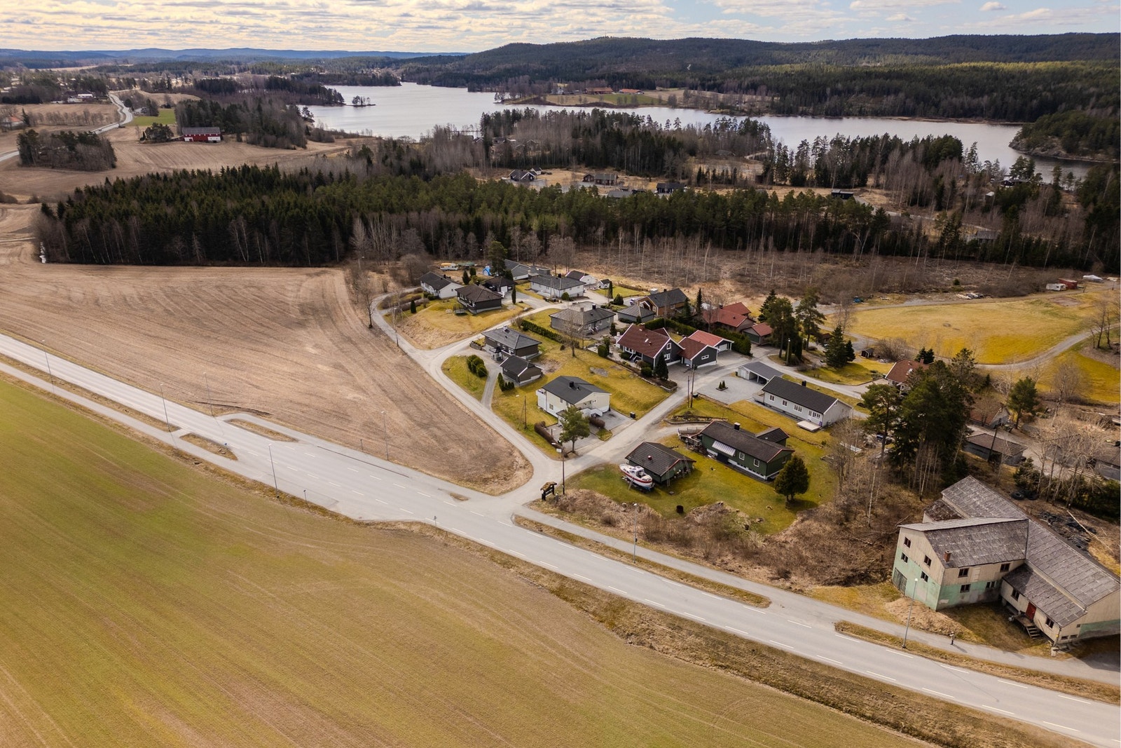 Like ved boligen finnes fine badeplasser. Om sommerstid er det mye besøk på nærområdets hytter, på campingplassen og på kommunens festivalområde med diverse festivaler, konserter og arrangementer. Galleribilde