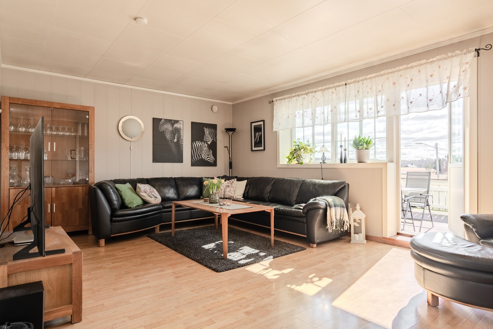 Lys og romslig stue med plass til en stor salong. Galleribilde