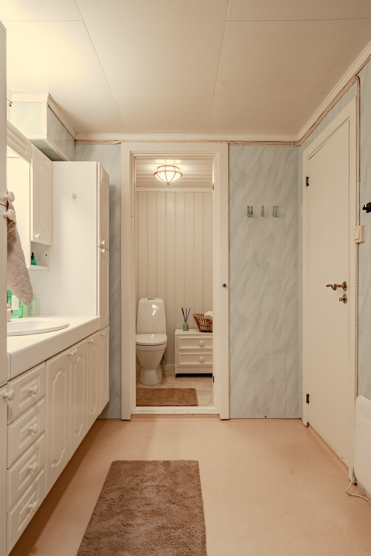 Separat toalettrom, men praktisk tilknyttet baderommet. Galleribilde