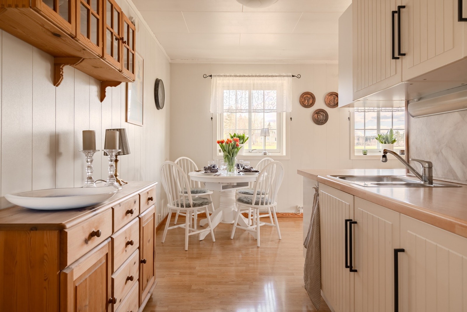 På kjøkkenet i første etasje ble det byttet håndtak i 2016/17. Det er også nyere hvitevarer som kjøleskap (ca. 3 år) og stekekomfyr fra 2024. Galleribilde