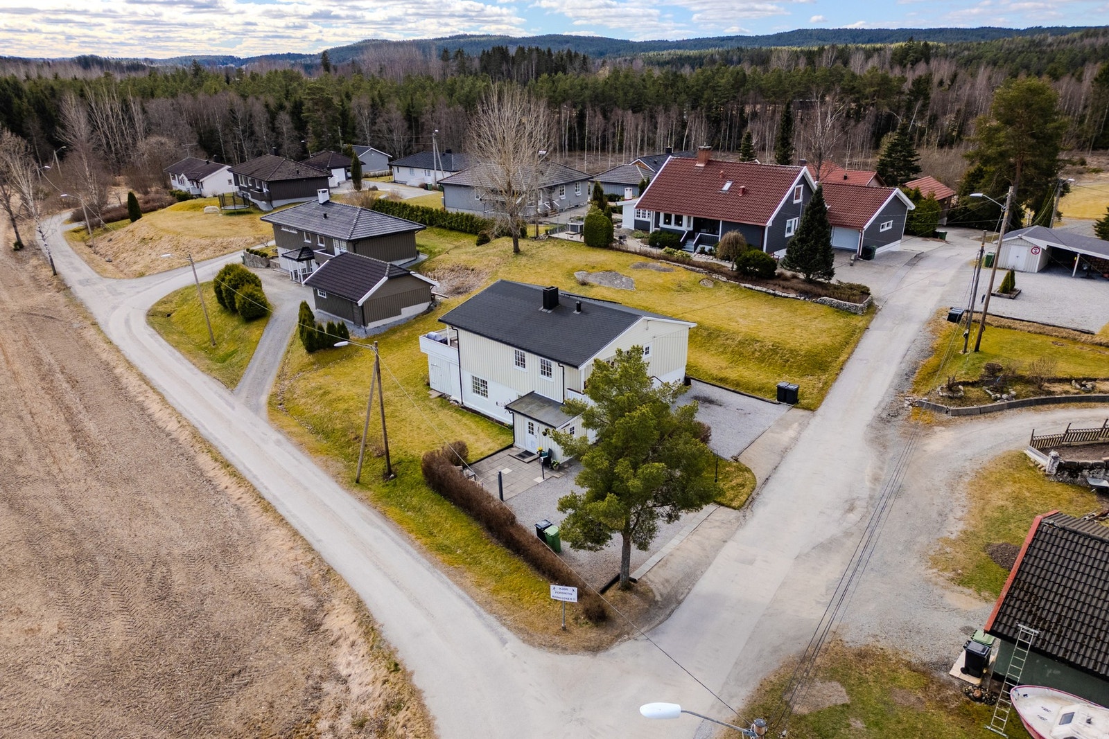 Tomten som er festet til Aremark kommune er på over ett mål. Her er det god plass til lek og rekreasjon. Galleribilde