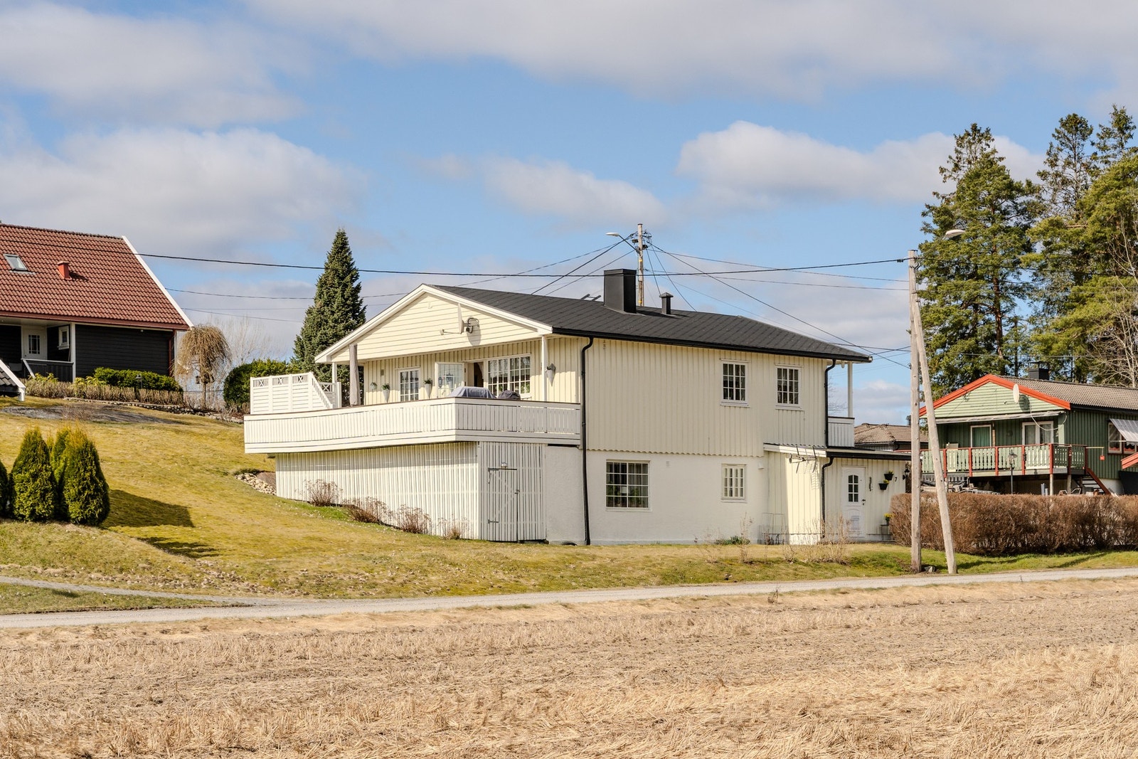 Tomannsboligen ligger solrikt til ca. 350 meter i luftlinje fra Aremarksjøen i rolige, naturskjønne omgivelser. Galleribilde