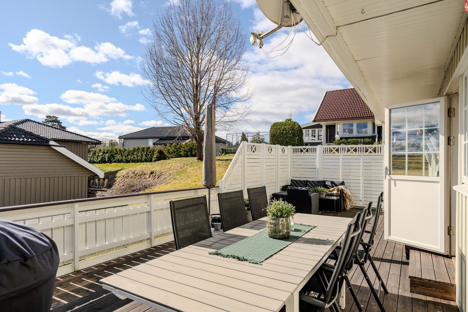 Boligen fikk ny veranda i 2005. Verandaen er så utvidet i 2016, hvor det samtidig ble oppsatt levegg. Galleribilde