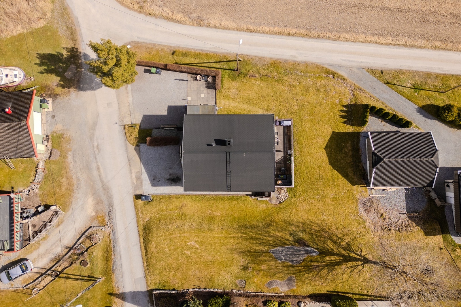 Gårdsplassen er gruset og har plass til 4-5 biler. Galleribilde