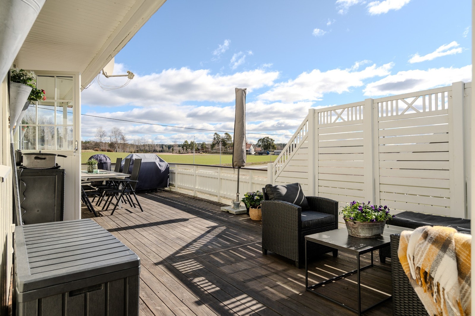 God plass til utemøblement. Her sitter man skjermet og solrikt med hyggelig utsyn over landskapet. Galleribilde