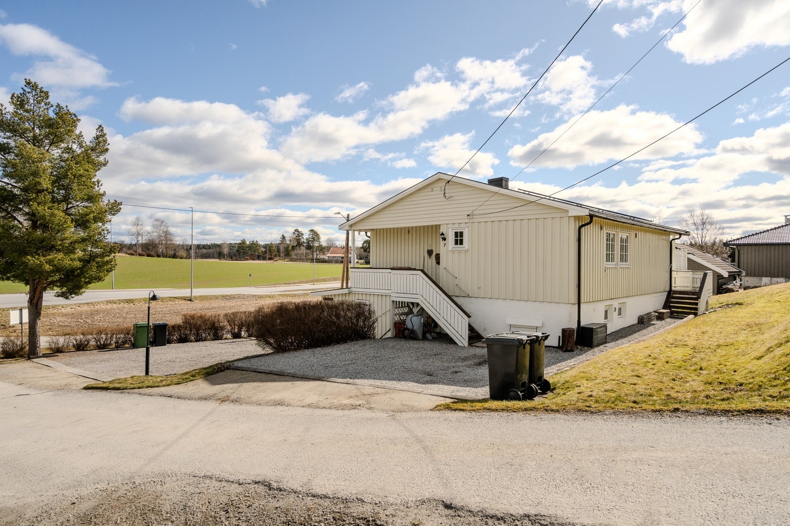 I følge forrige eier ble det lagt nytt yttertak med beslag og takrenner rundt 2003. Galleribilde