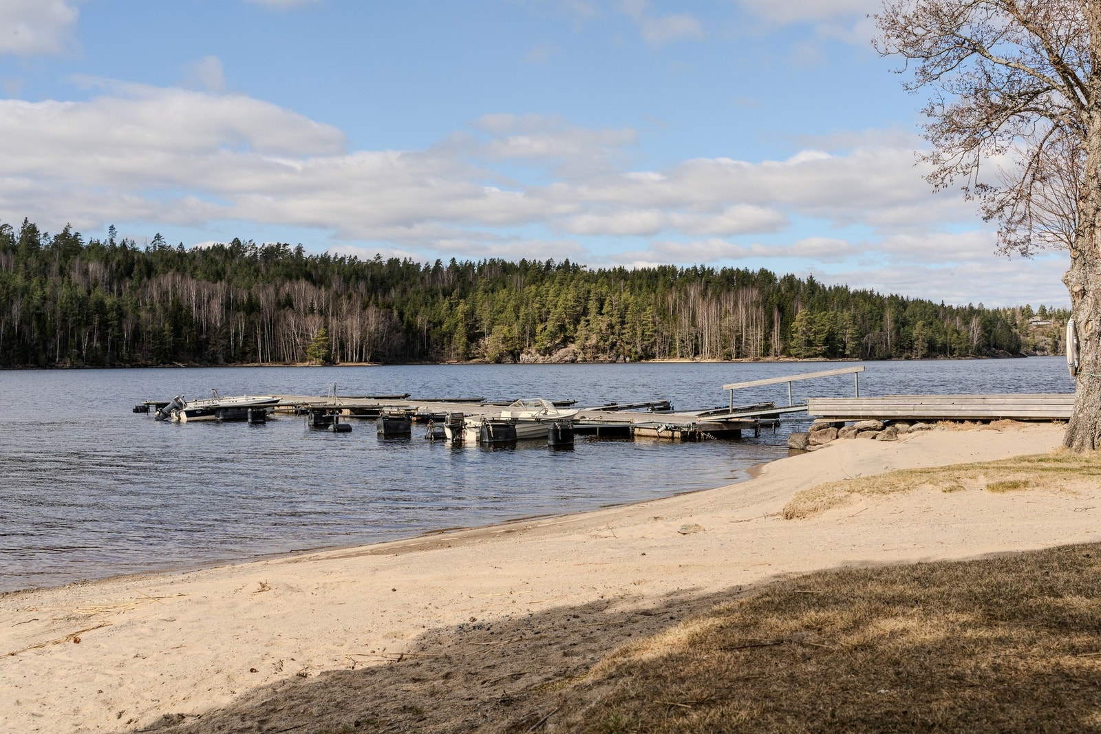 Vassdraget og de omkringliggende naturområder kan by på fantastiske jakt-, fiske og naturopplevelser både til vanns og til fots. Galleribilde