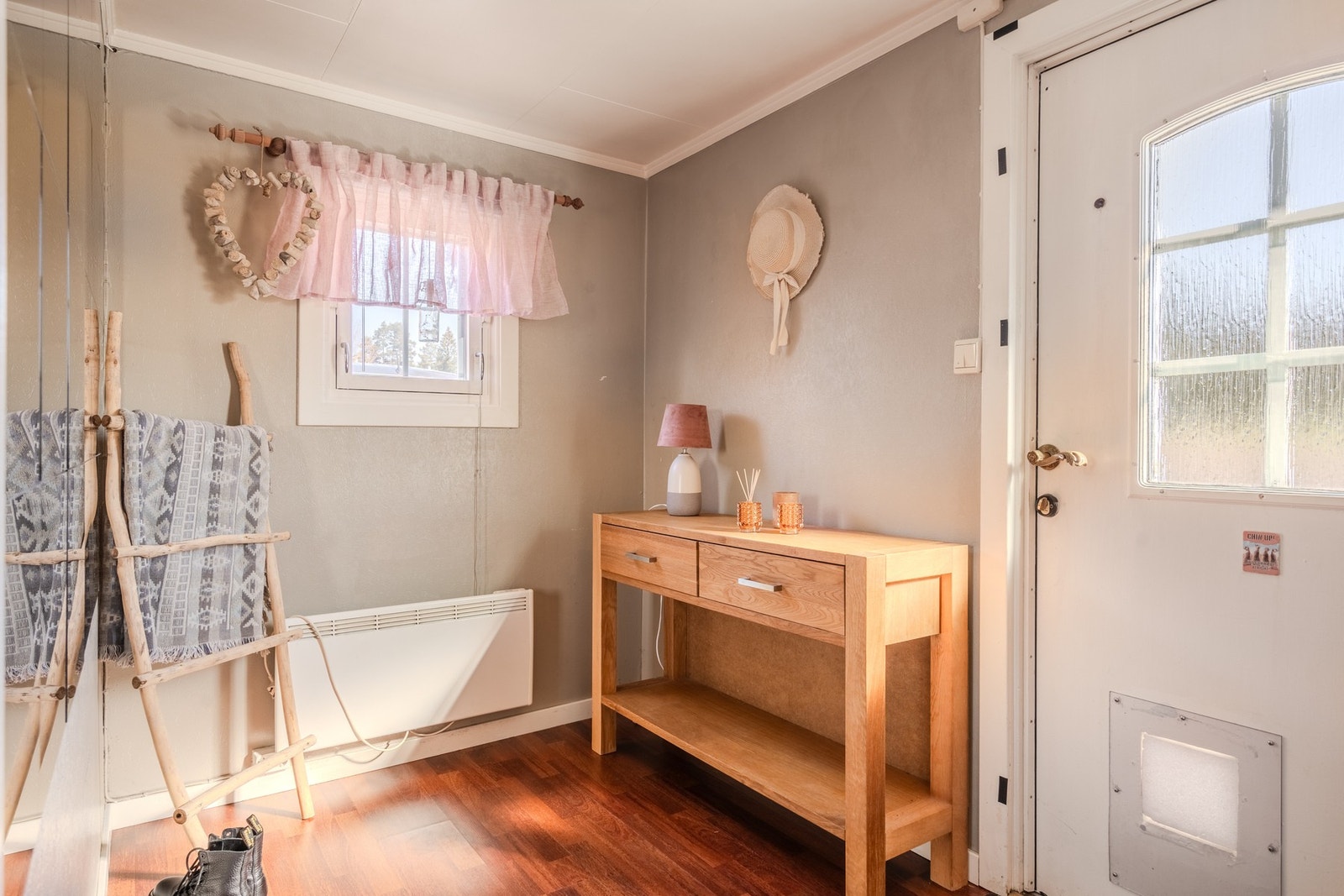 Det er plass til yttertøy og diverse i sokkeletasjens entré. Galleribilde