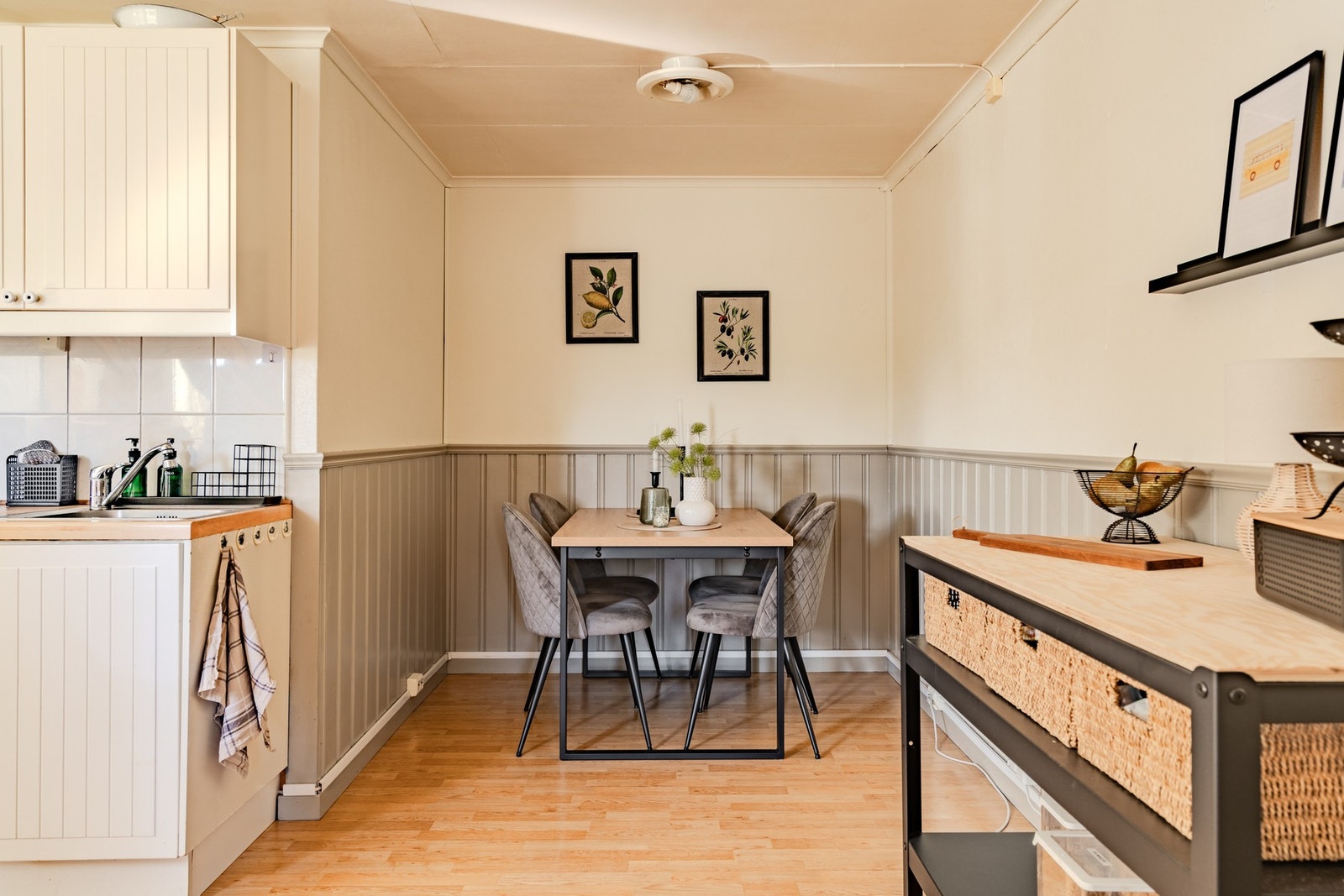 På kjøkkenet er det en naturlig sone for plassering av spisestuen. Galleribilde