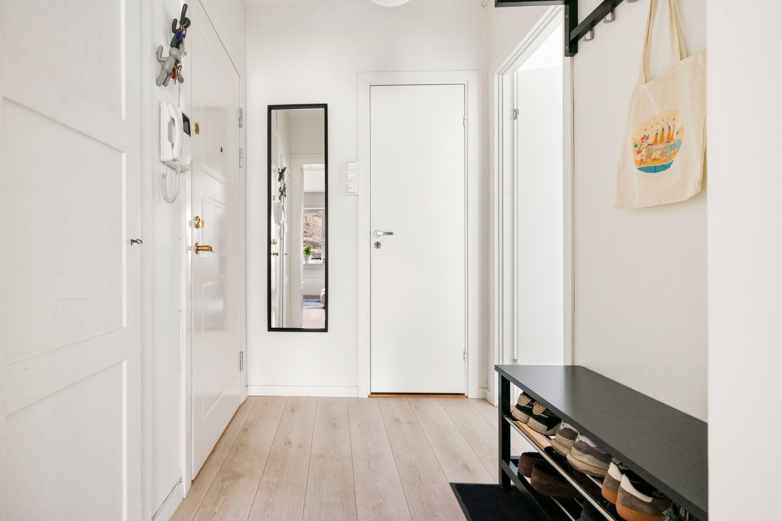 Praktisk gang med plass til yttertøy og sko Galleribilde