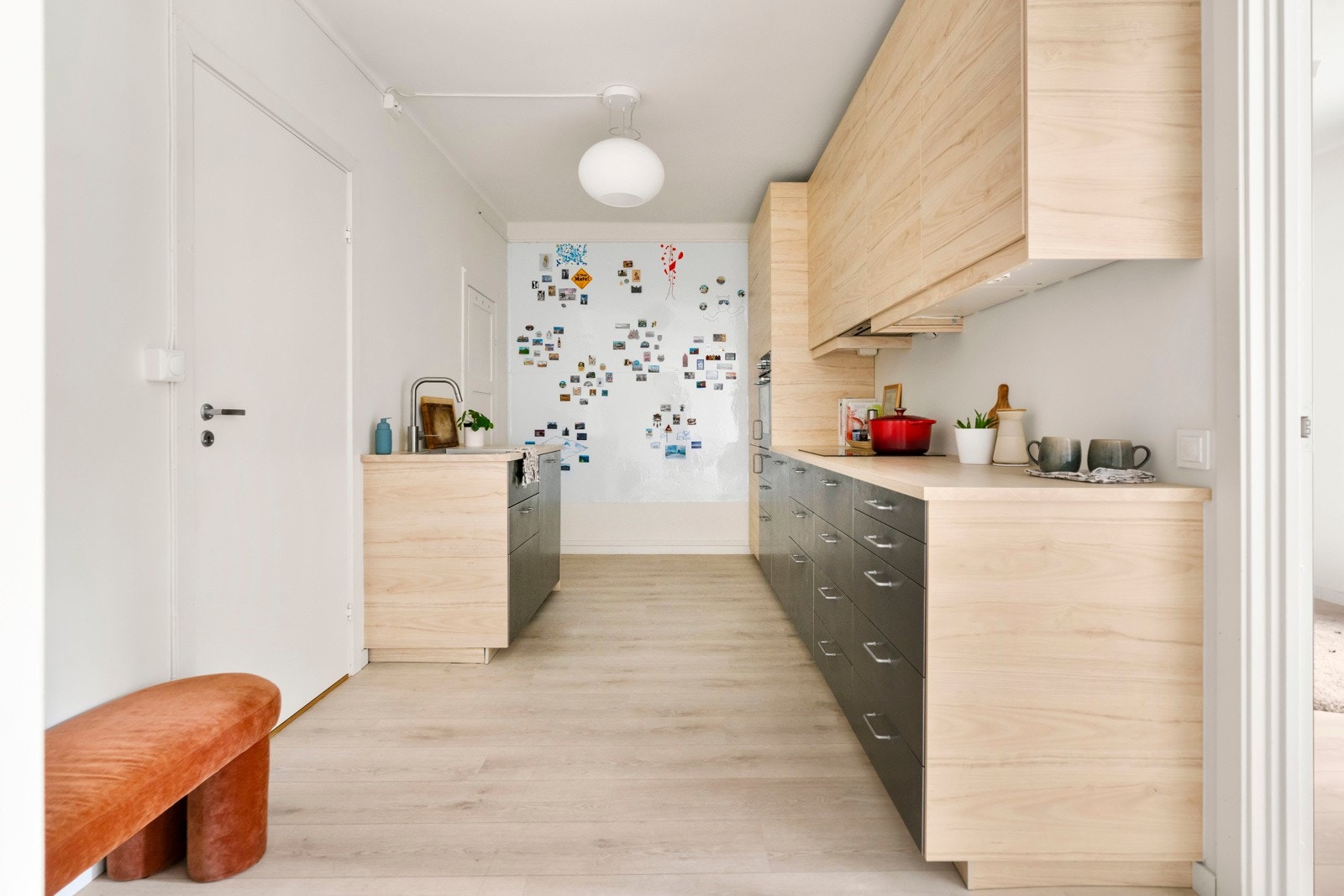 Her har man et kjøkken med gode oppbevaringsmuligheter is skuffer og skap, og med integrerte hvitevarer noe som gir et strømlinjeformet og stilrent uttrykk Galleribilde