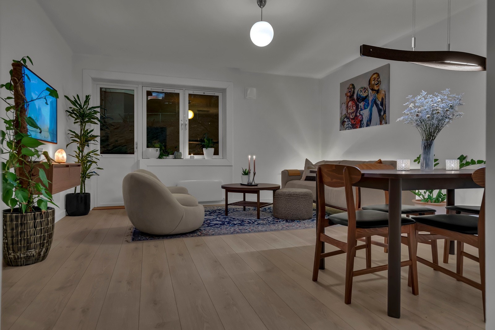 Leiligheten holder en høy standard med stilrene gulv, lyse og innbydende overflater, samt et lekkert kjøkken med integrerte hvitevarer - perfekt for både hverdagsliv og hyggelige sammenkomster Galleribilde