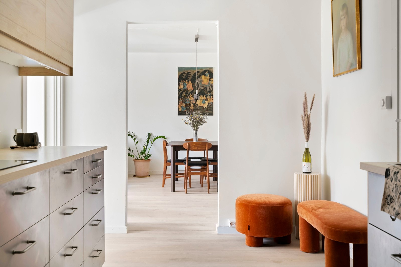 Kjøkkenet ligger praktisk til i tilknytning til spisesonen Galleribilde