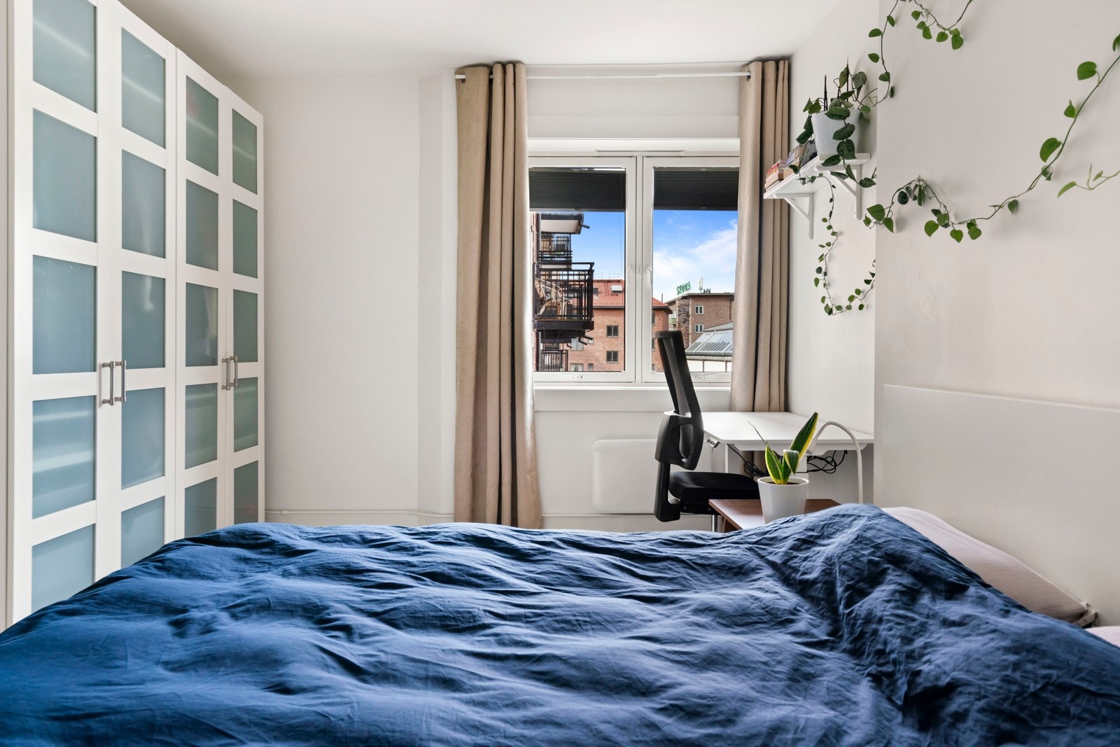 Stort garderobeskap gir rikelig med oppbevaringsplass Galleribilde