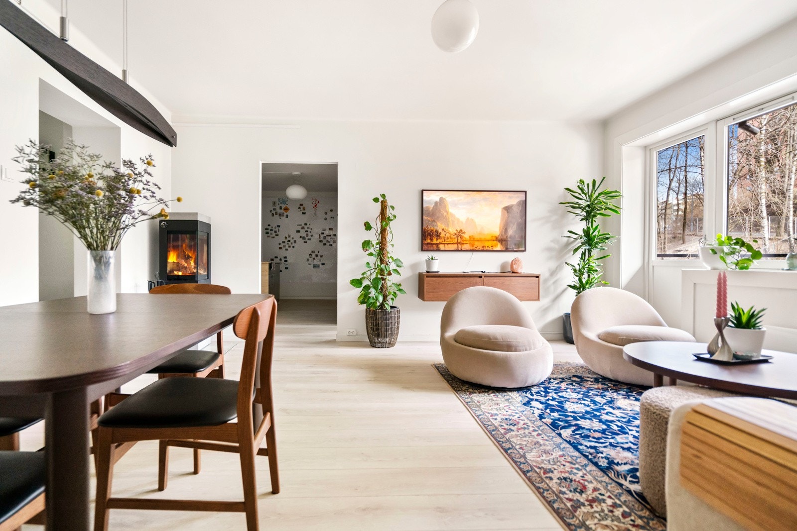 Lys og luftig stue med rikelig med naturlig lysinnslipp gjennom vindusrekke mot balkongen Galleribilde