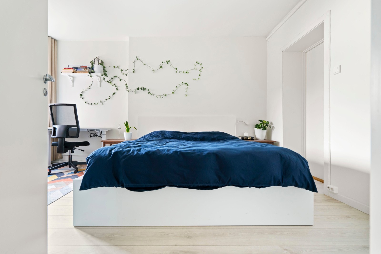 Det største soverommet har god plass til dobbeltseng samt tilhørende nattbord og annet møblement Galleribilde