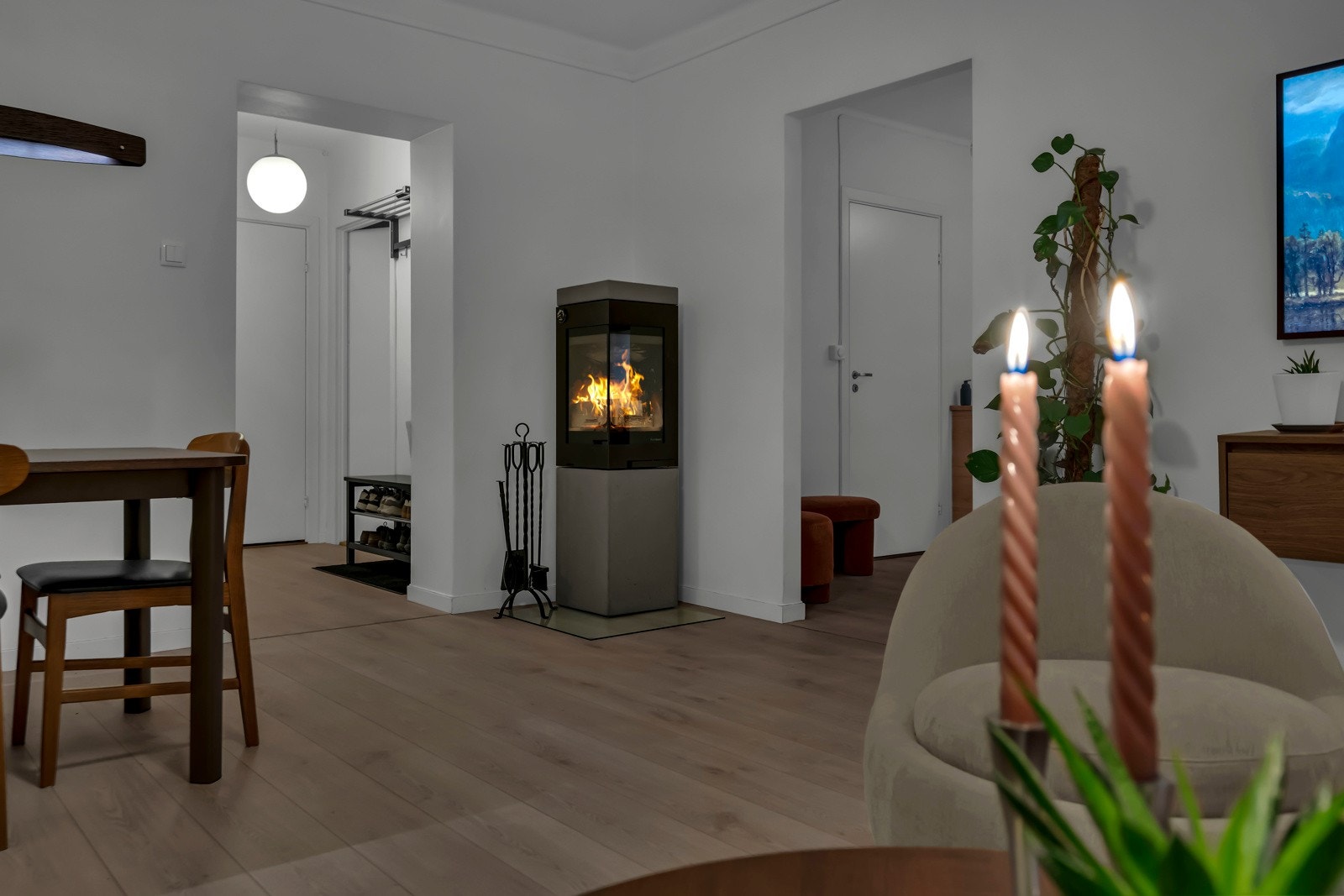 Peisen tilfører varme og skaper en lun og koselig atmosfære Galleribilde