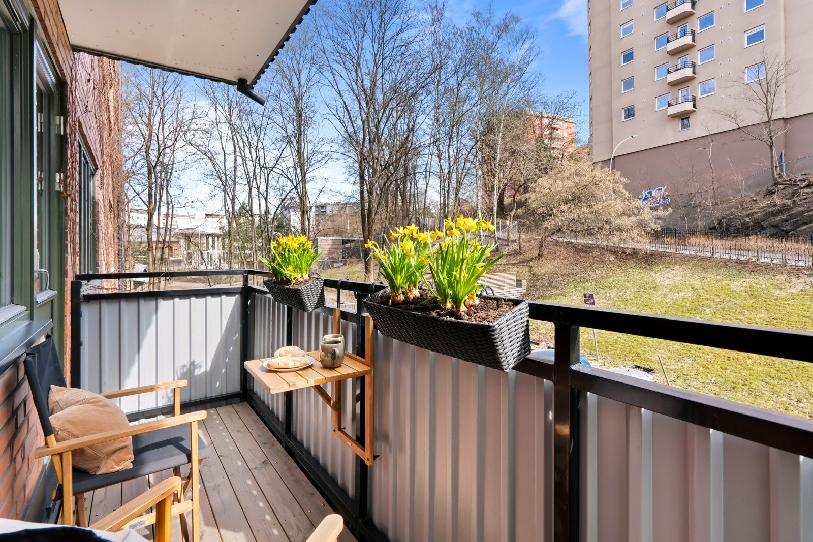 Adkomst fra stue til en hyggelig balkong på 4,5 kvm Galleribilde