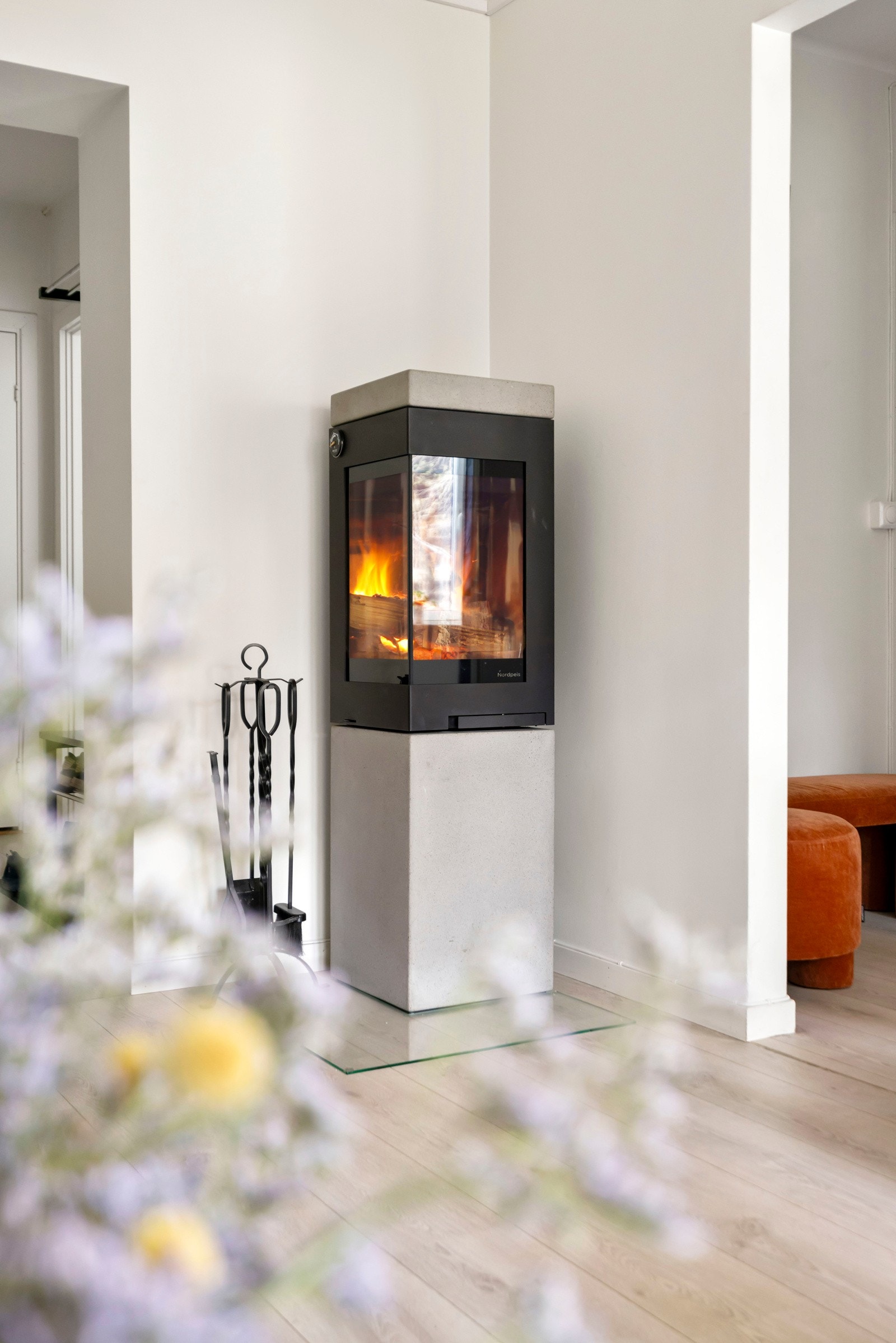 Moderne rentbrennende peisovn, installert i 2022, fungerer utmerket som en ekstra varmekilde i vinterhalvåret Galleribilde