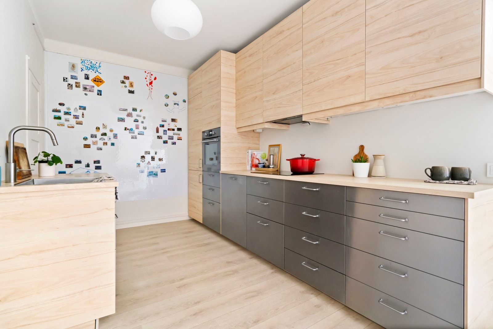 Moderne kjøkken installert av tidligere eier i 2017 Galleribilde