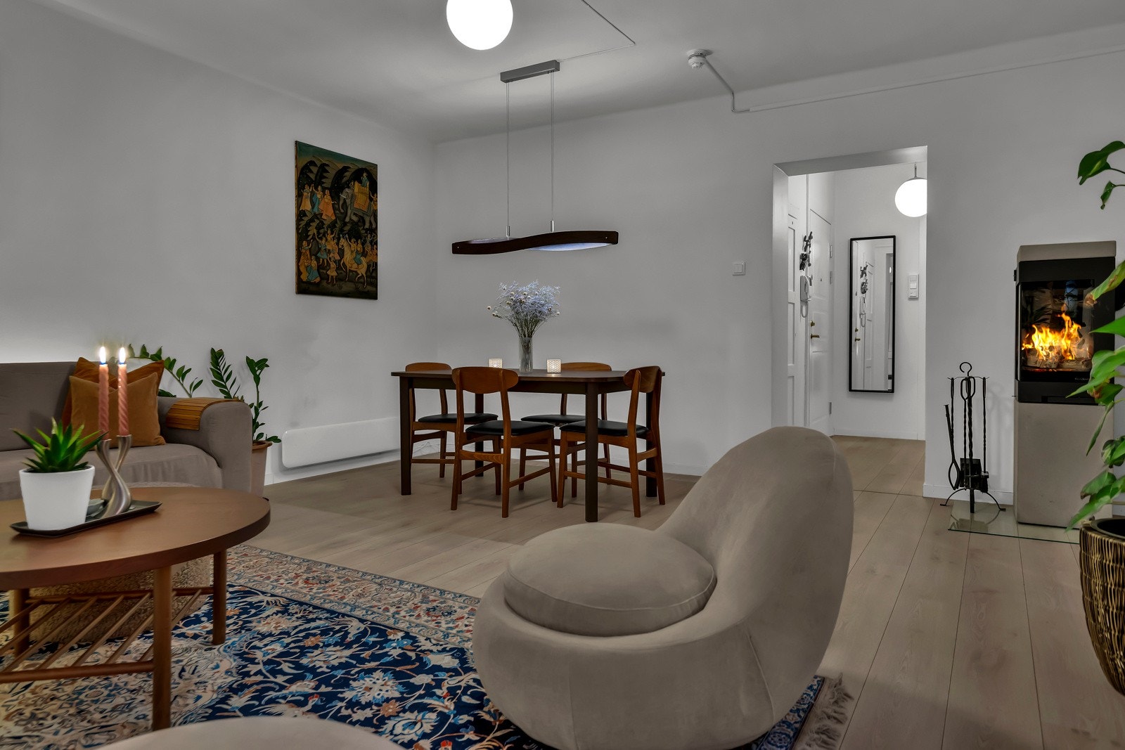 I stuen er det avsatt plass til stort spisebord Galleribilde