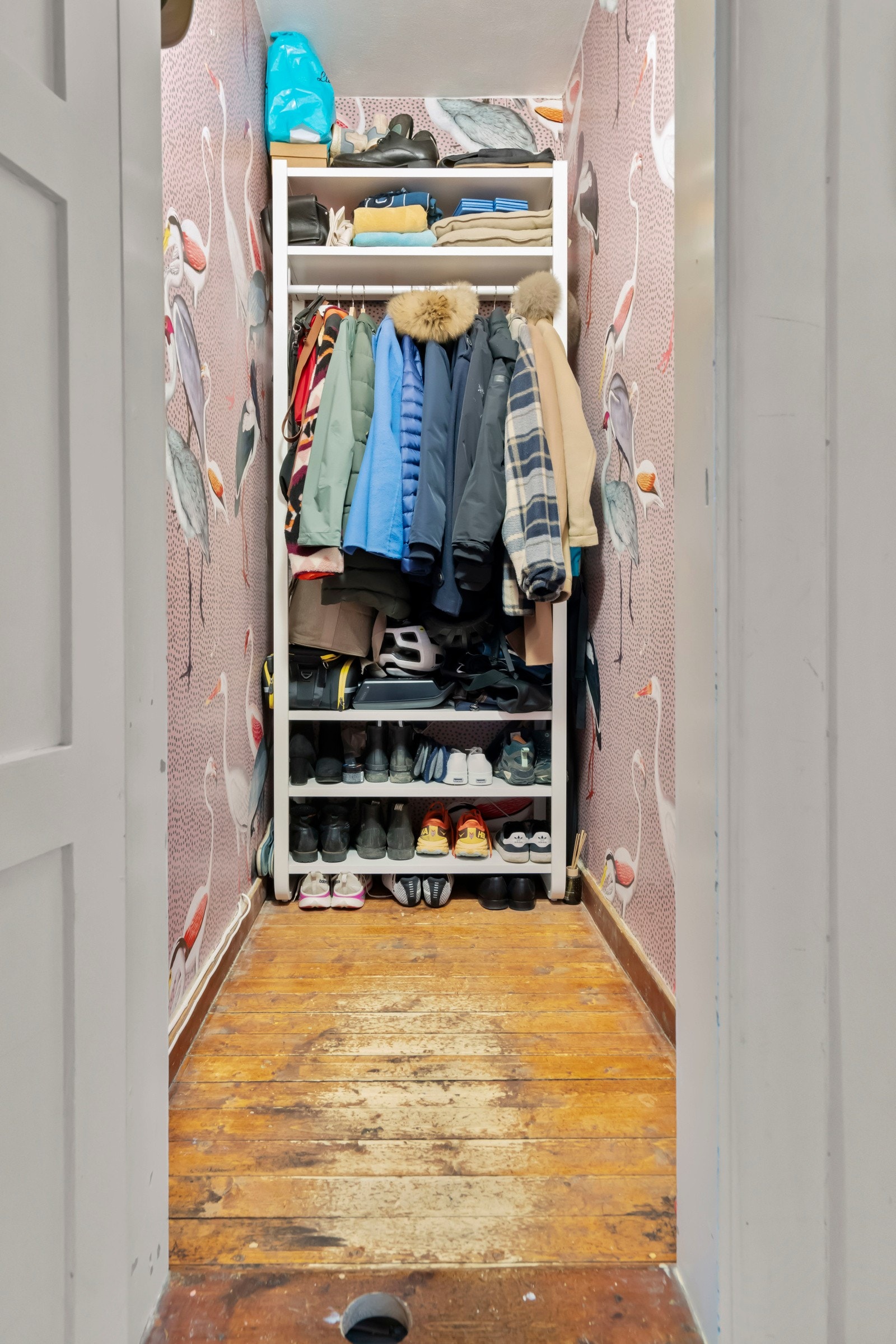 Fra gangen har man direkte adkomst til praktisk innvending bod. Leiligheten disponerer også en bod i kjeller på hele 9 kvm Galleribilde