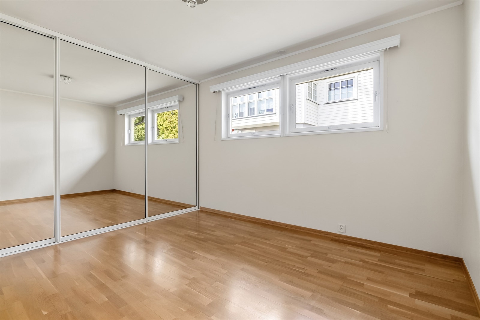 Soverom II er også av god størrelse. Her er det også montert skyvedørsgarderobe Galleribilde