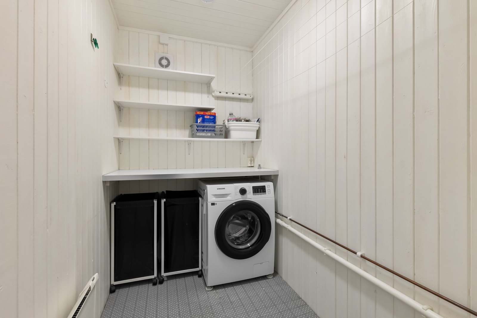 Praktisk vaskerom i underetasje med opllegg og plass for både vaskemaskin og tørketrommel Galleribilde