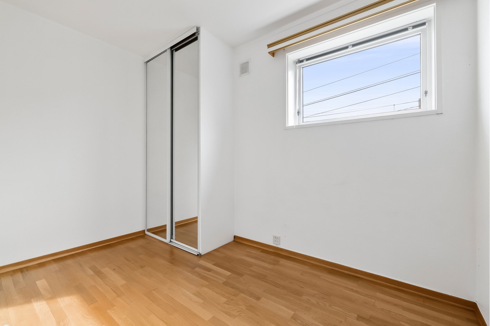 Soverom II med plassbygd garderobeskap og god plass til dobbeltseng Galleribilde