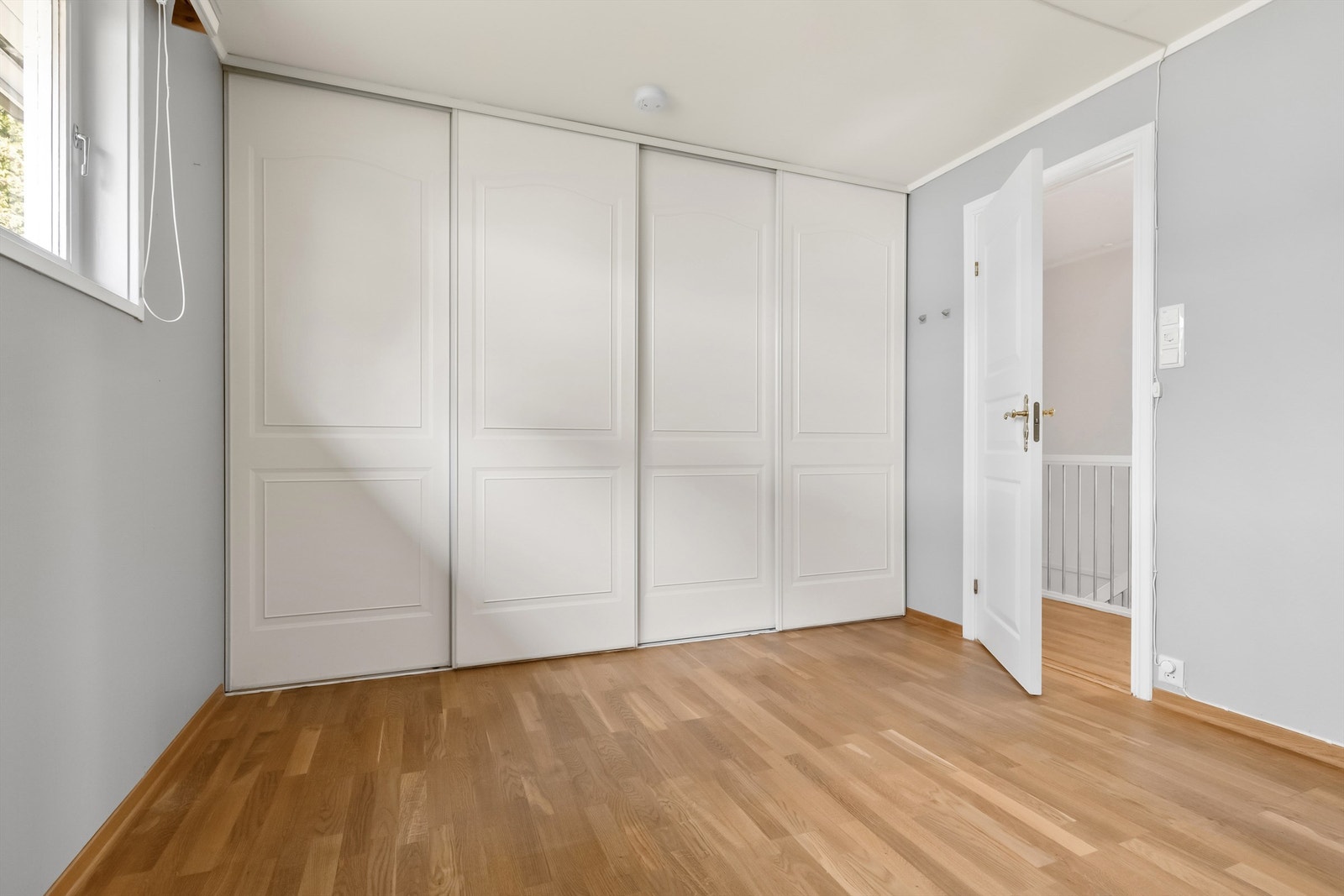 Her er det montert en romslig skyvedørsgarderobe Galleribilde