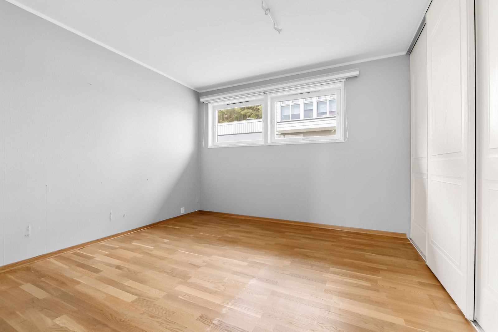 Soverom I med god plass til dobbeltseng og nattbord Galleribilde